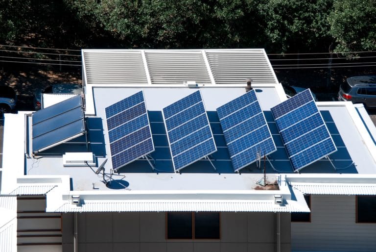 Solarpanel auf Flachdach